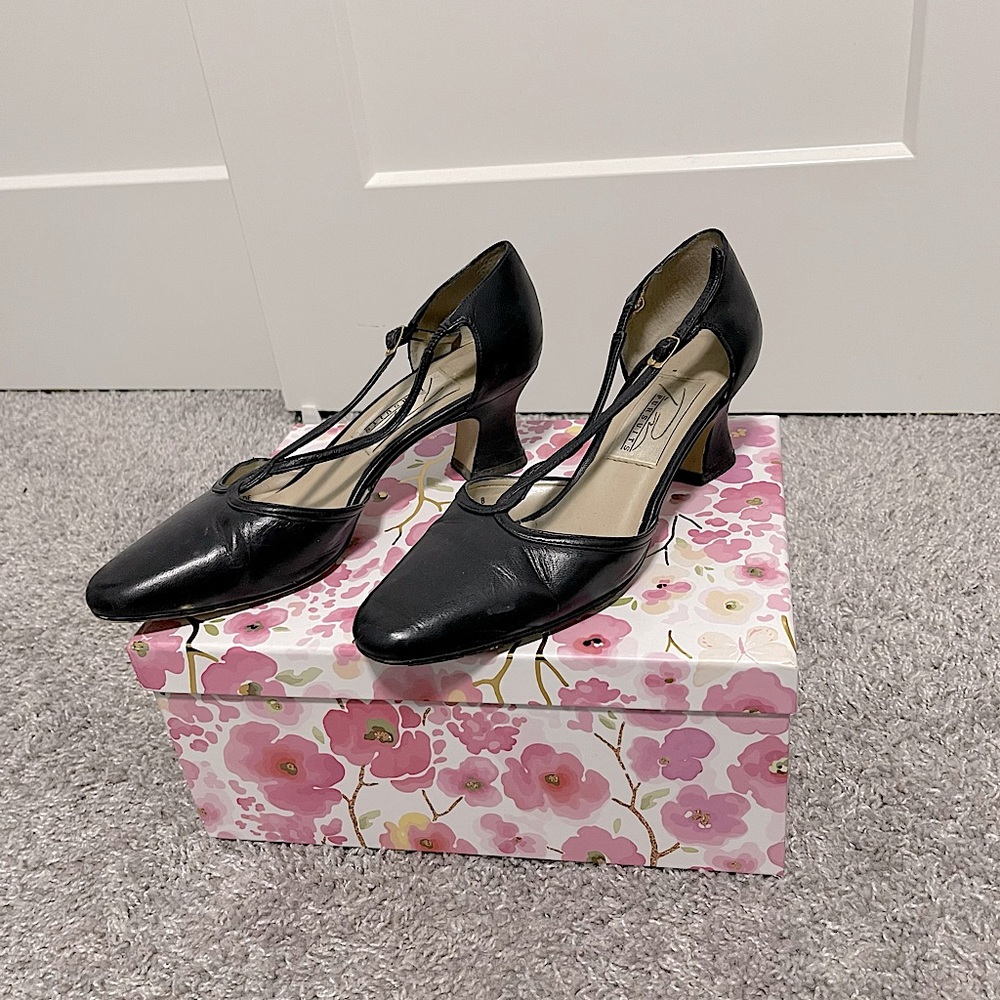 2𝒇𝒐𝒓$50 Closed toe Navy Blue 2” heels size7.5